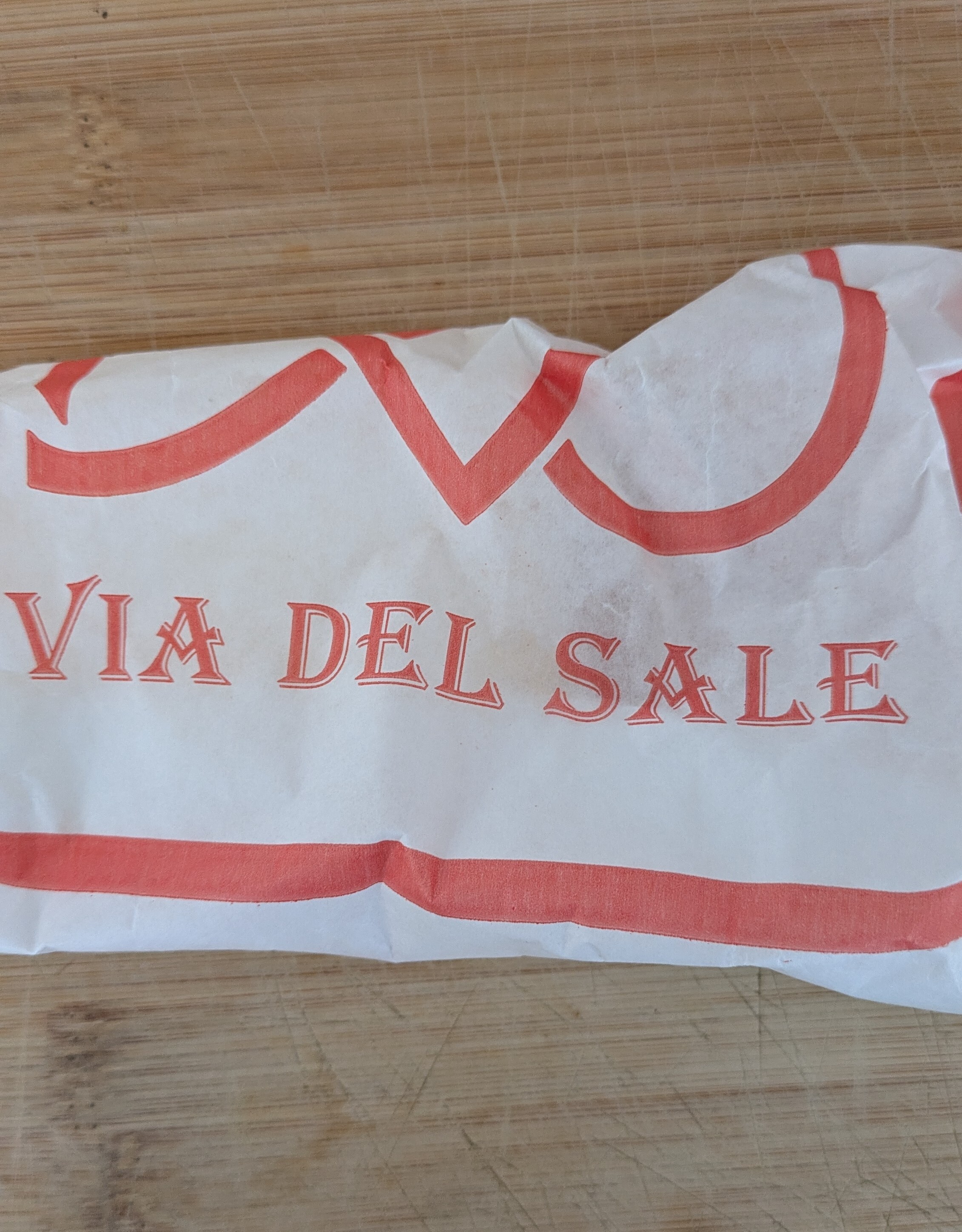 Confezione formaggio primo sale acquistato presso il mercato coperto di Como alla drogheria "La via del sale"