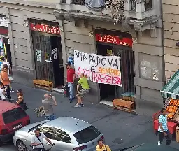 MILANO: CORTEO ANTIRAZZISTA CARICATO DALLA POLIZIA IN ZONA VIA PADOVA