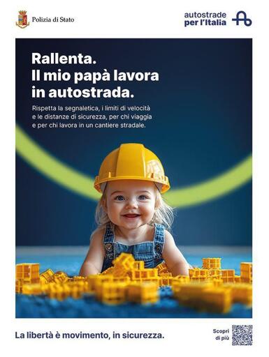 Manifesto della campagna.

Foto primo piano di una bimba bionda sorridente con un casco da cantiere giallo in testa.

Testi in sovraimpressione:

"Rallenta.
Il mio papà lavora
in autostrada."

"Rispetta la segnaletica, i limiti di velocità e le distanze di sicurezza, per chi viaggia e per chi lavora in un cantiere stradale."

"La libertà è movimento, in sicurezza"

Vari loghi: autostrade per l'Italia, polizia di stato