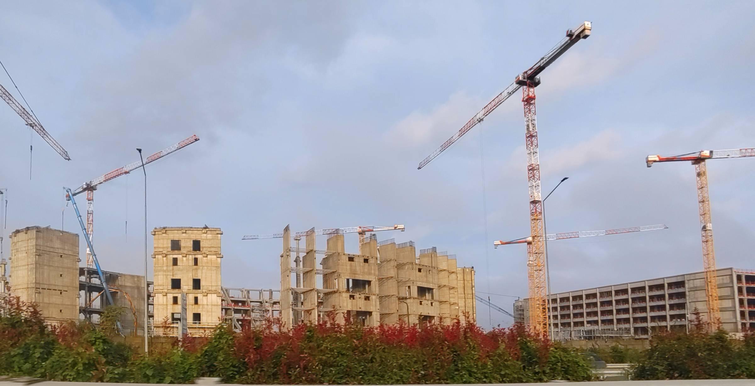 Cantiere dell'arena olimpica visto dalla tangenziale.

Sulla sinistro lo scheletro dell'arena, in cemento
Sulla destra il parcheggio a 5 piani quasi completato.

Da questa posizione i due edifici hanno dimensioni paragonabili