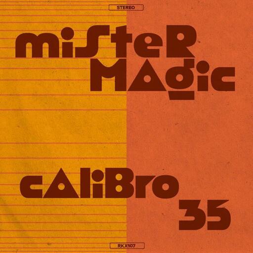 L'immagine mostra la copertina di un album musicale intitolato "Mister Magic" del gruppo "Calibro 35." Il design presenta una combinazione di colori arancioni e gialli con un'illustrazione geometrica distintiva. La scritta "STEREO" è visibile in alto a sinistra, mentre il numero di catalogo "RX107" si trova in basso a sinistra.