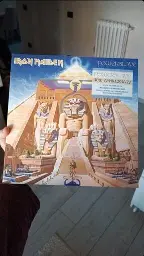 Stamattina ho aperto il vinile zootrope di Powerslave degli Iron Maiden. È bellissimo, ma devo scoprire come fare i video in cui si vedono i disegni in movimento.