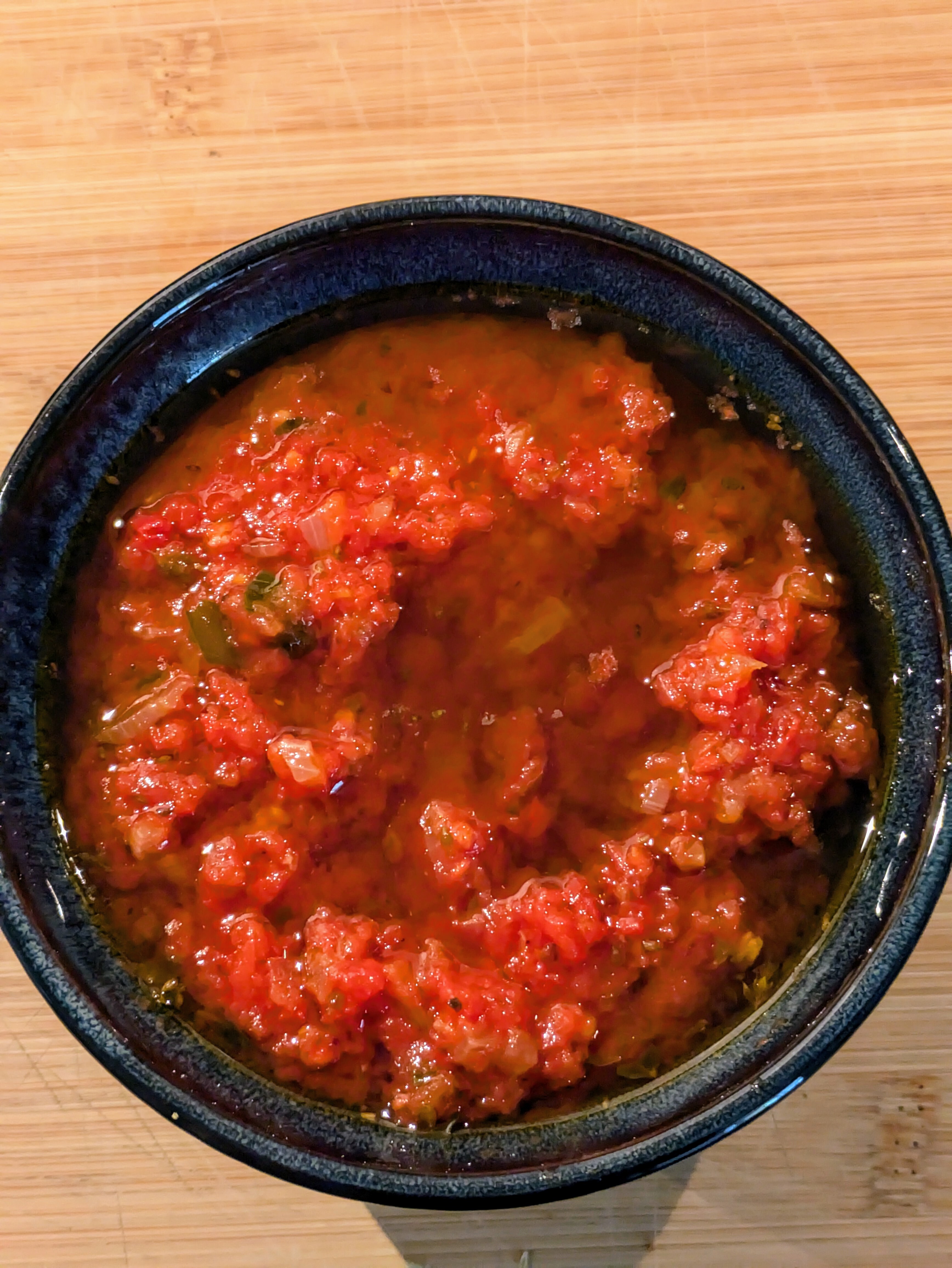 Scodella di terracotta con salsa marinara tipicamente rossa 