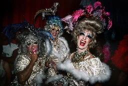 Pride Month: le origini delle drag queen (dalle retate della polizia alla cultura pop)