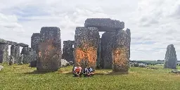 Le pietre di Stonehenge imbrattate di polvere colorata per una protesta ecologista - Il Post