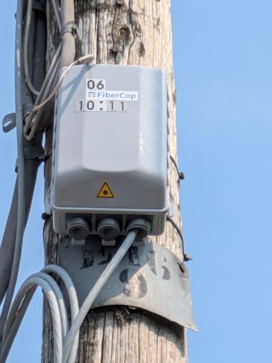 "scatolino" della fibra ottica con scritto fibercop 