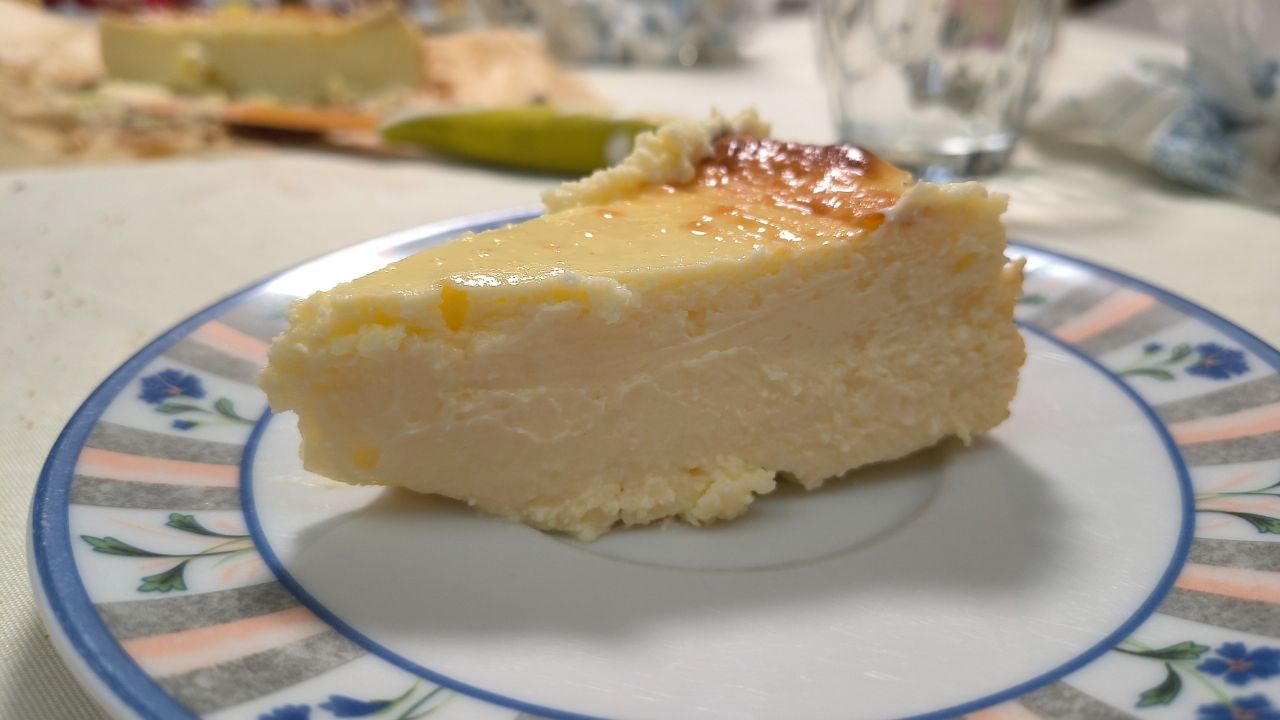 Una fetta di Cheesecake basca su un piattino