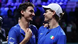 Jannik Sinner e Lorenzo Sonego eliminano la Serbia di Novak Djokovic: l'Italia torna in finale di Davis dopo 25 annni! - Eurosport