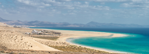 Una veduta della grandissima spiaggia de Sotavento. Alcune lingue di sabbia si protendono nell'oceano