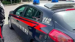 Porta due donne in caserma per fare sesso: “Motivi di servizio”. Carabiniere assolto a Ravenna