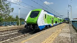 Ferrovie: Lombardia, distribuiti volantini da candidato di centrodestra, "Trenord fa schifo"