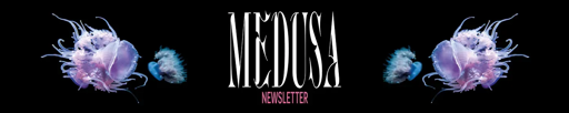 Un design elegante e accattivante con meduse stilizzate su uno sfondo nero, che mette in risalto il titolo "MEDUSA" in caratteri grandi e audaci.