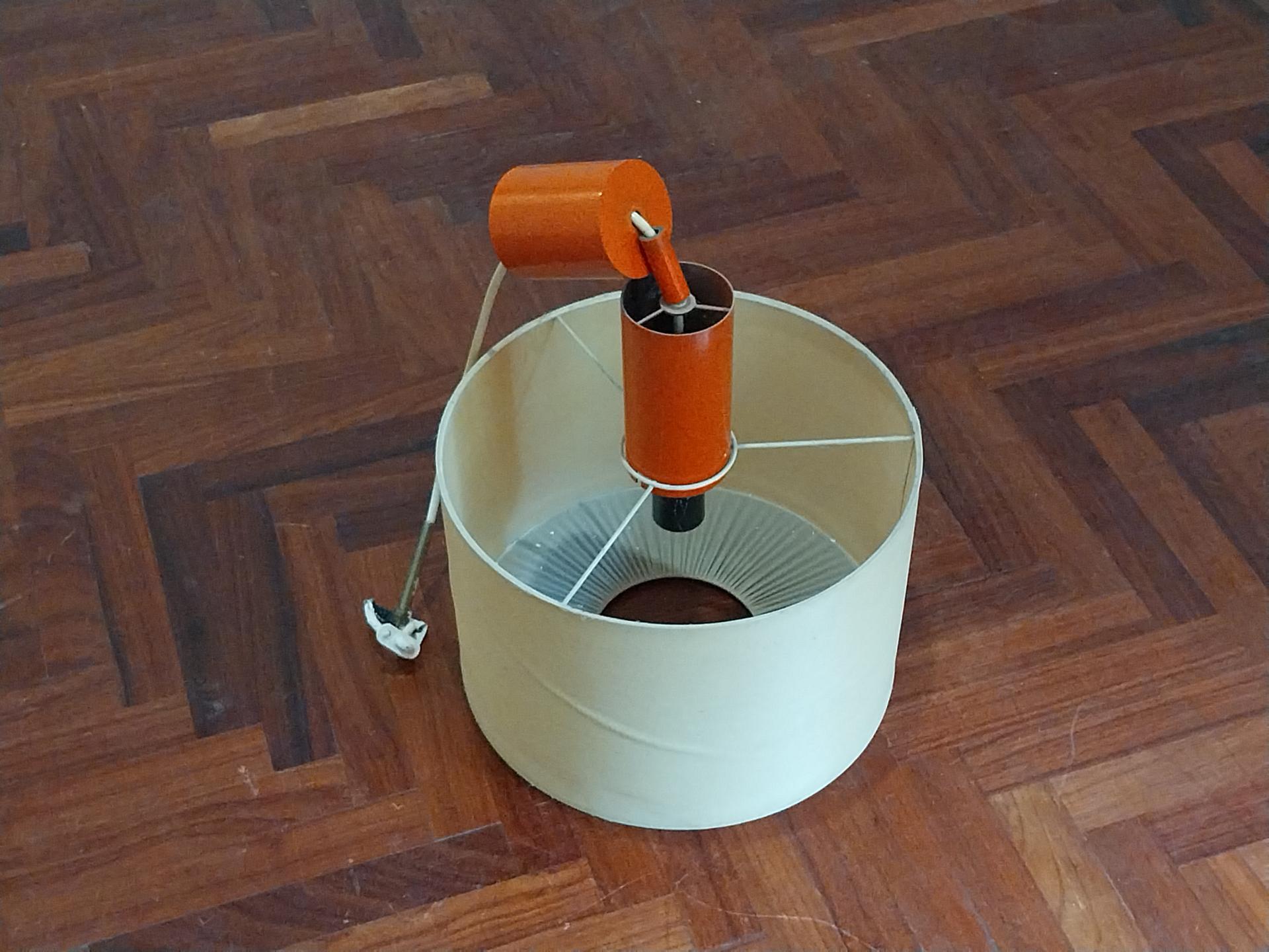 un lampadario (da appendere) composto da un cilindro di tela beige con supporto / copricavo arancione