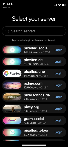 Immagine di uno schermo di telefono che mostra un elenco di server, ognuno con il nome del server, il numero di utenti e una versione.  C'è anche una barra di ricerca per trovare altri server e la possibilità di effettuare l'accesso con un dominio server. I server visualizzati includono immagini di icone e paesaggi.
I primi 3 server sono pixelfed.social, pixelfed.de, pixelfed.uno